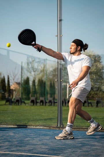 vue-laterale-homme-jouant-au-paddle-tennis_23-2149434164